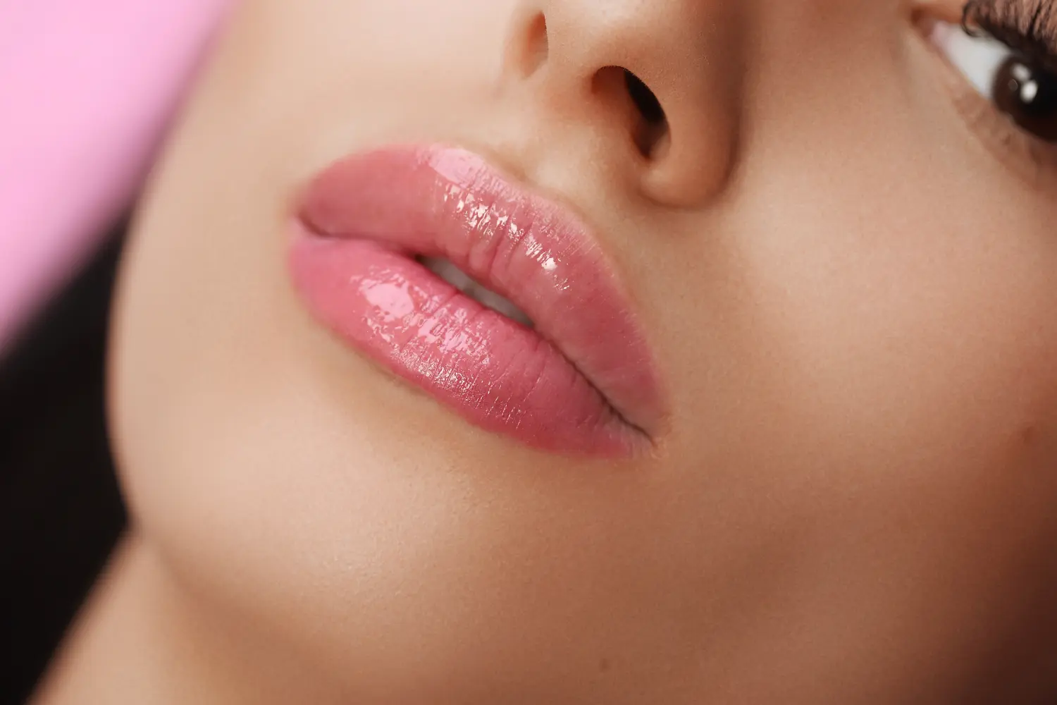 Permanent Make-up auf ihren Lippen.